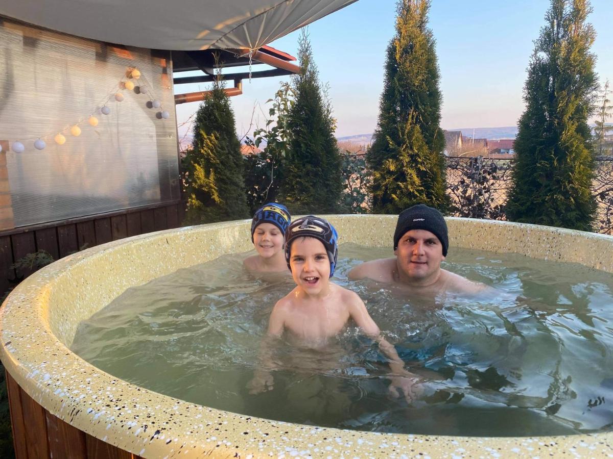 Margareta Vendeghaz Hotel Lupeni  ภายนอก รูปภาพ