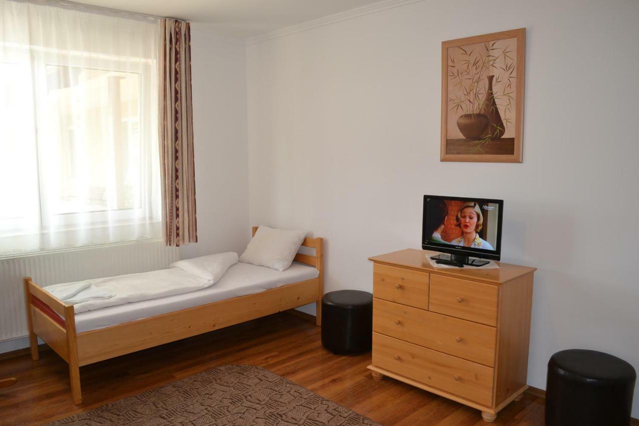 Margareta Vendeghaz Hotel Lupeni  ภายนอก รูปภาพ