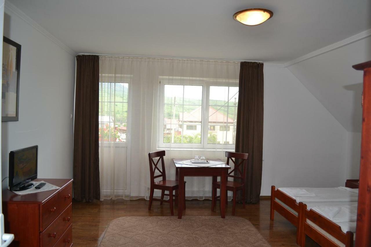 Margareta Vendeghaz Hotel Lupeni  ภายนอก รูปภาพ